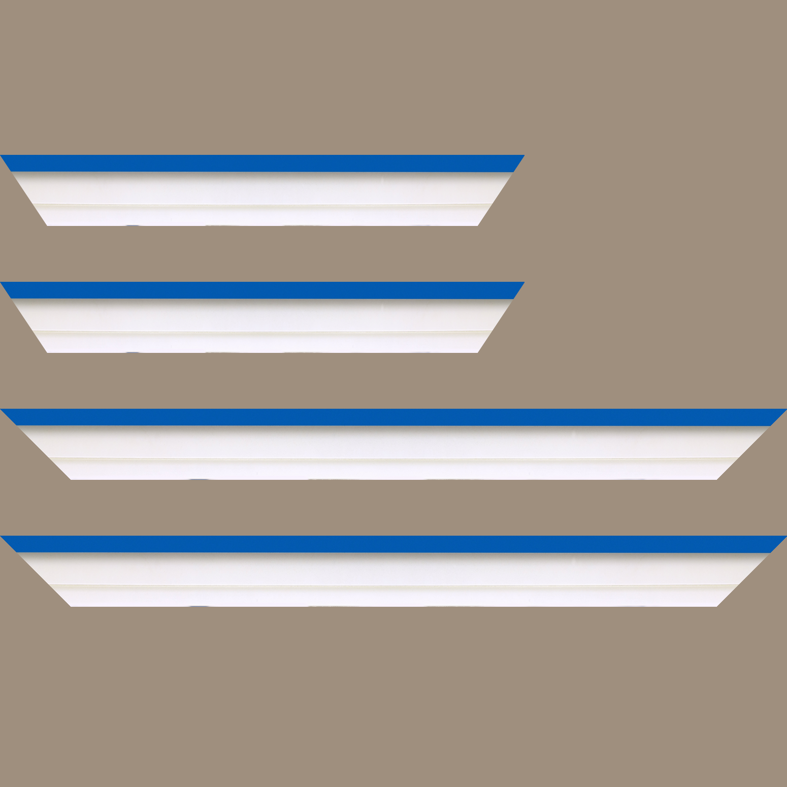 Baguette bois caisse américaine profil escalier largeur 4.4cm blanc mat filet bleu (spécialement conçu pour les châssis d'une épaisseur jusqu’à 2.5cm ) - 70x100
