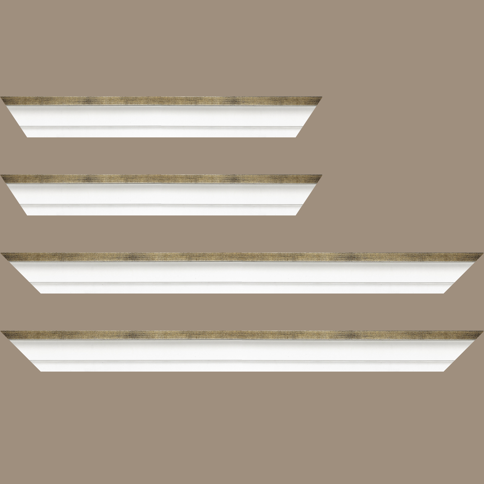 Baguette bois caisse américaine profil escalier largeur 4.4cm blanc mat filet or (spécialement conçu pour les châssis d'une épaisseur jusqu’à 2.5cm ) - 34x40