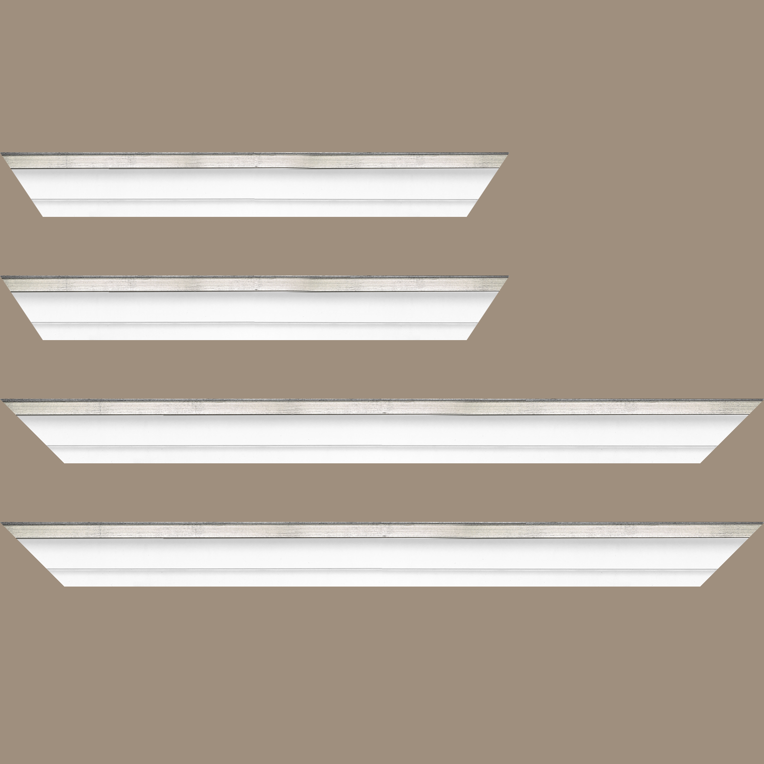 Baguette bois caisse américaine profil escalier largeur 4.4cm blanc mat filet argent (spécialement conçu pour les châssis d'une épaisseur jusqu’à 2.5cm ) - 70x100